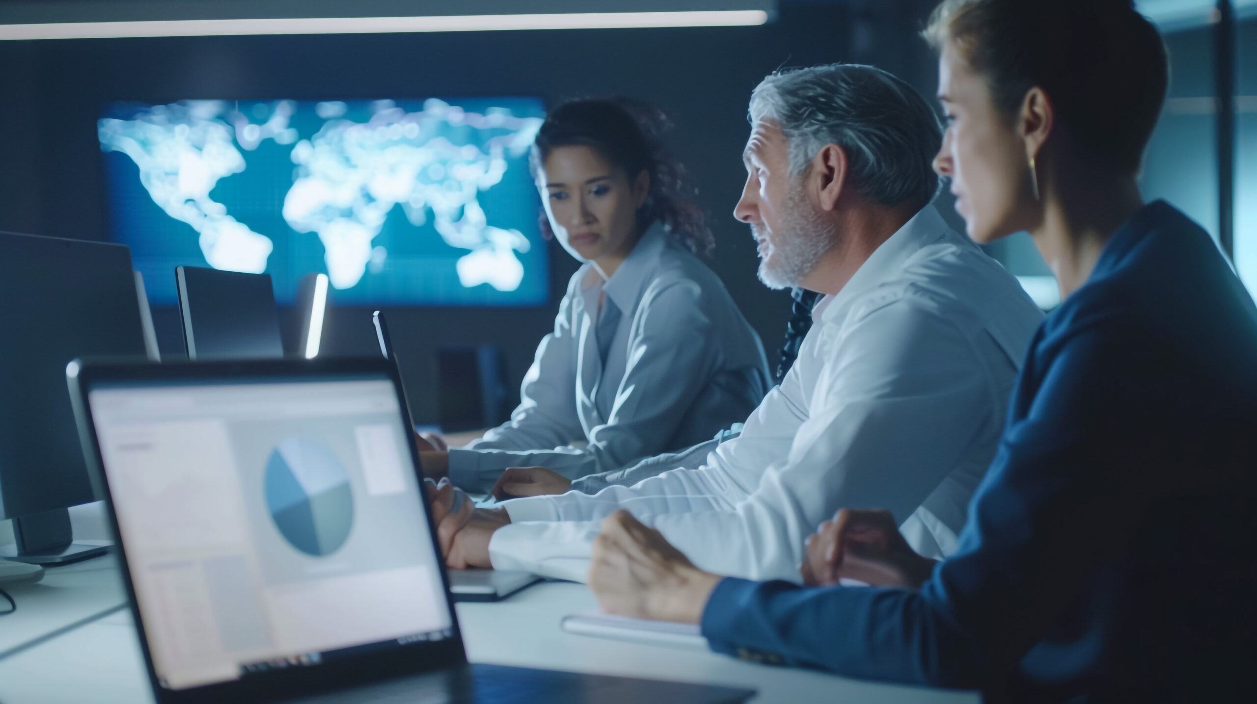 Profesionales analizando información logística y empresarial