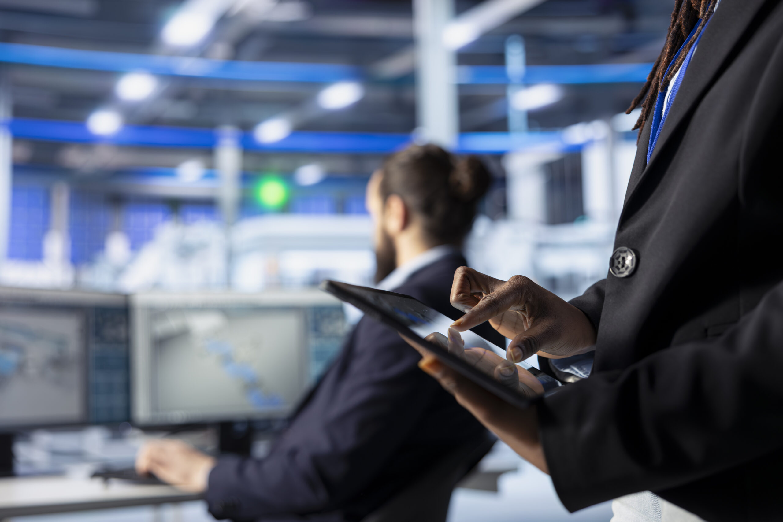 Profesional utilizando tecnología en un entorno industrial