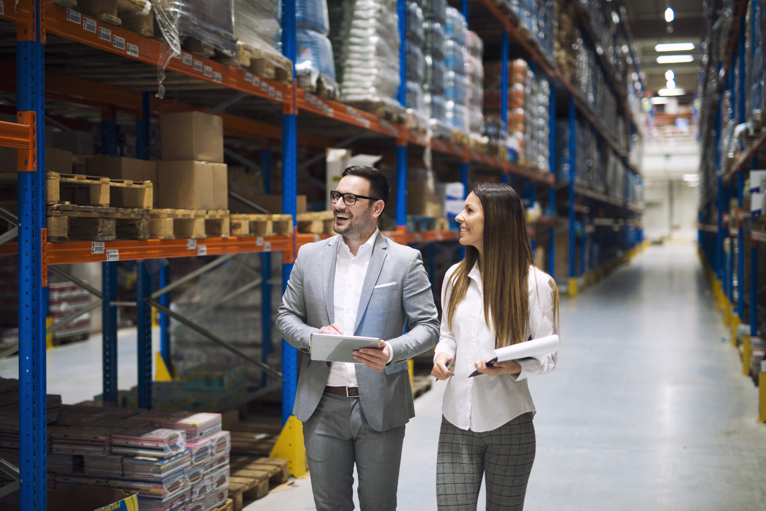 Profesionales trabajando en operaciones de logística y distribución